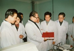 1992年国家主席江泽民视察中国科学院半导体研究所