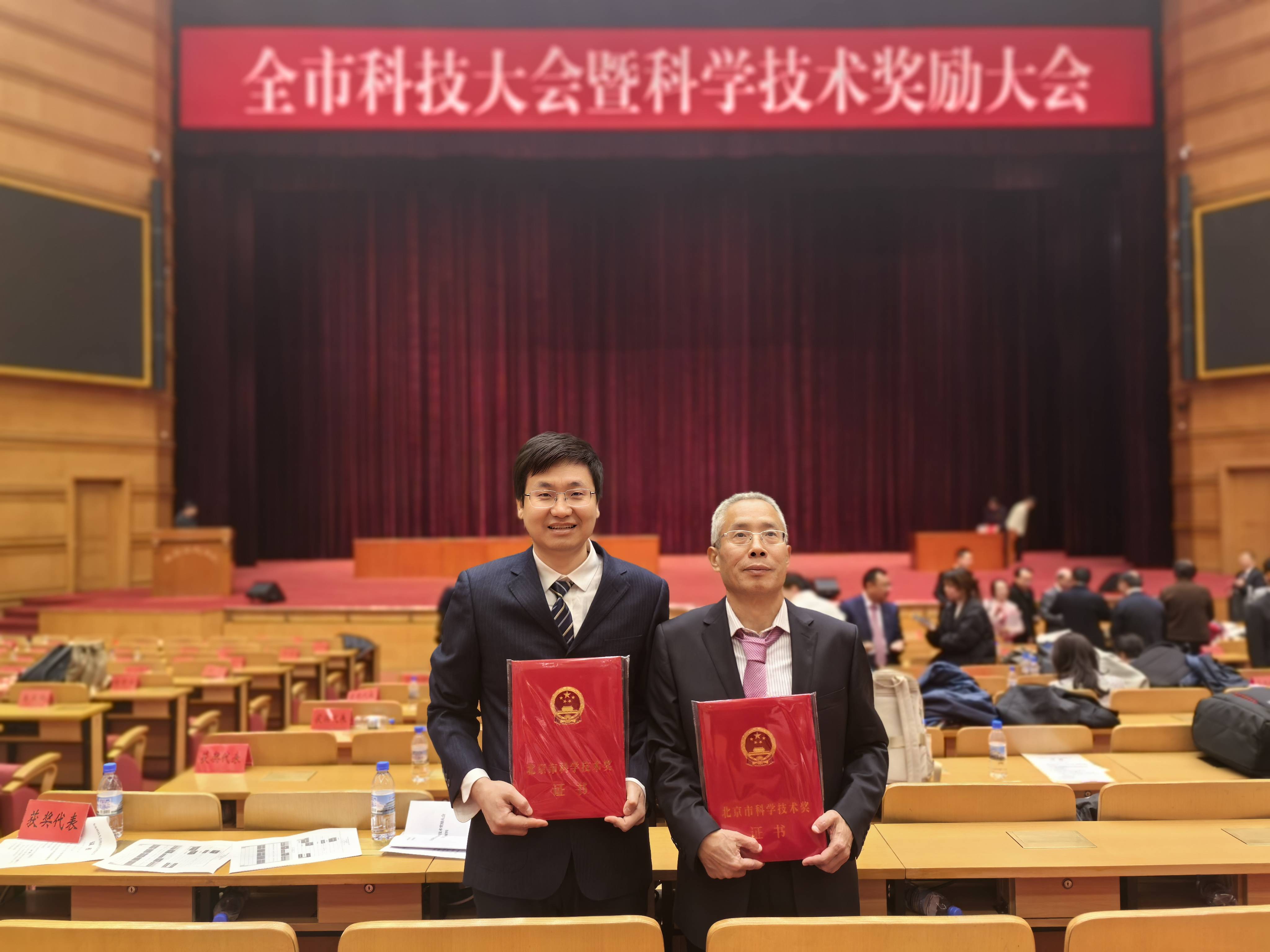 会场合影(1).jpg 会场合影(1).jpg