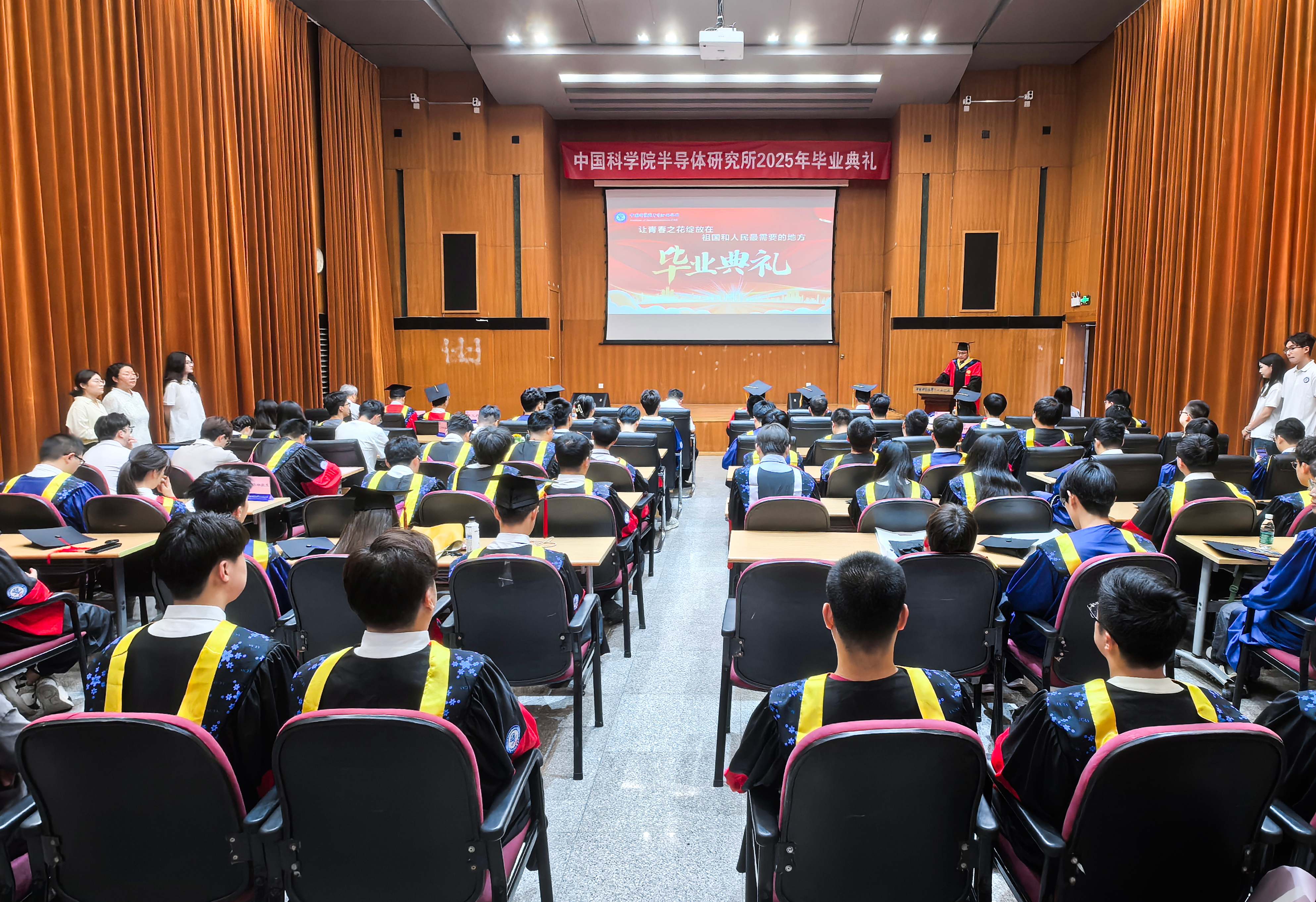 毕业典礼会场后中(1).jpg