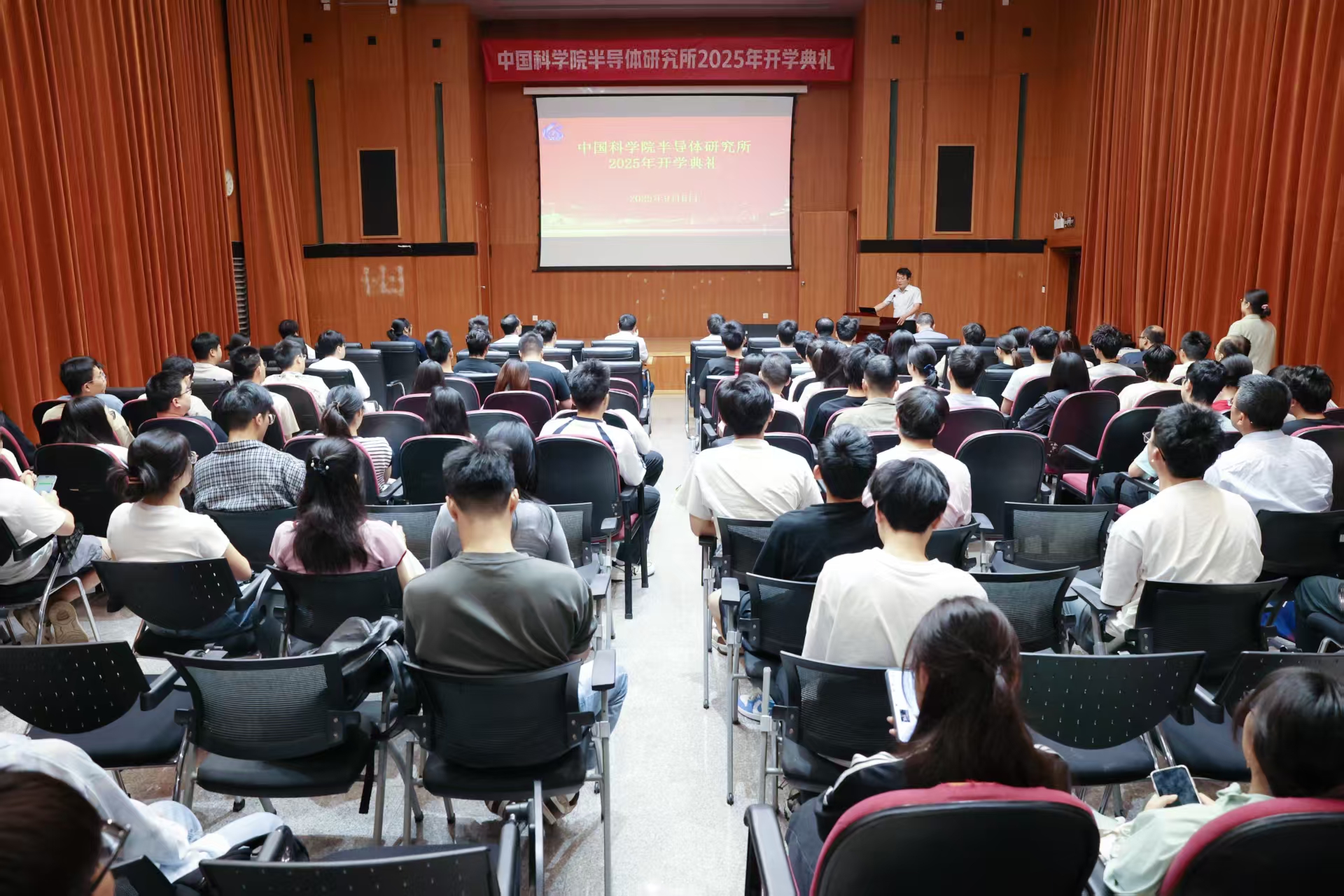 会场中后调.jpg