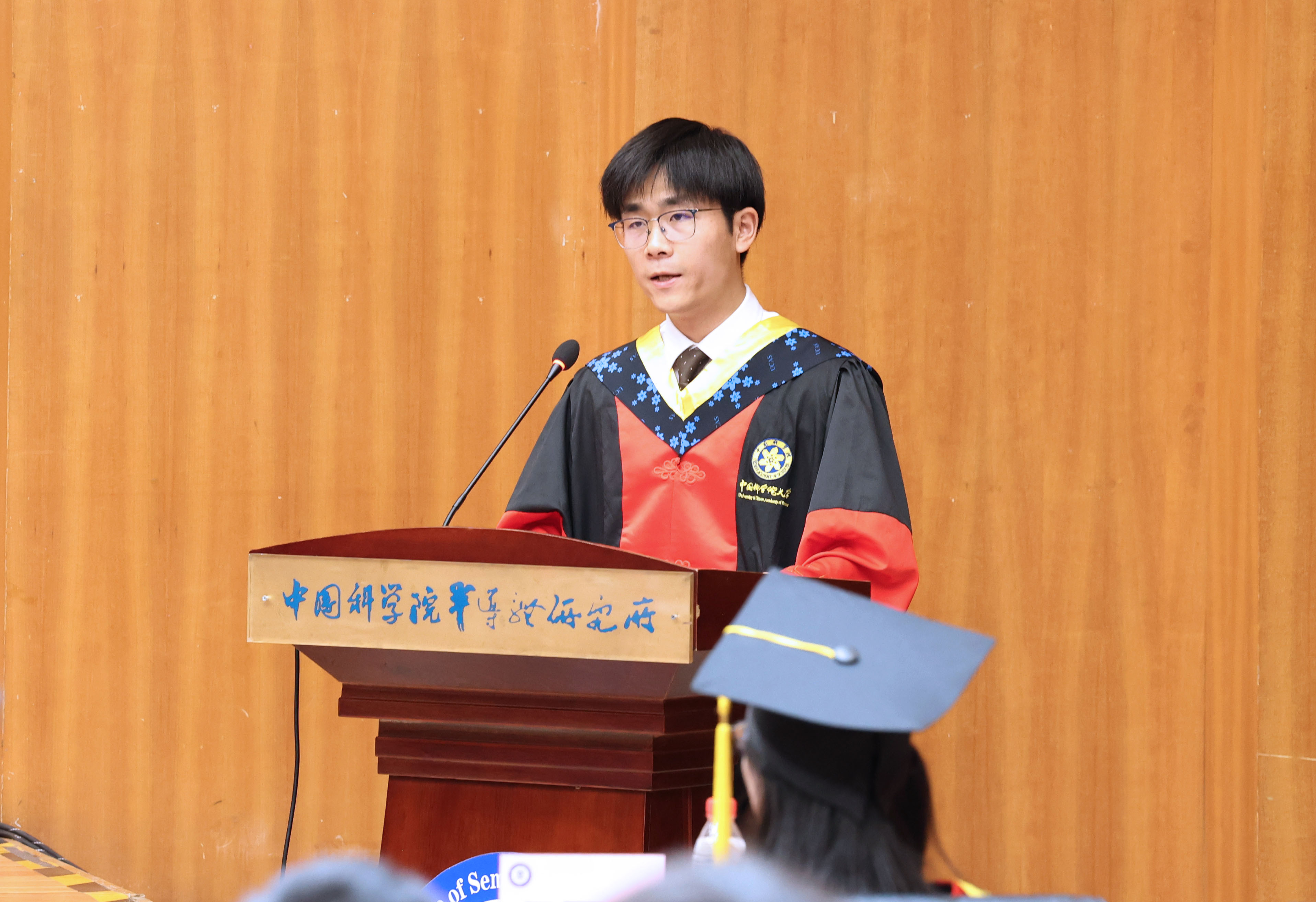 毕业生代表发言.jpg